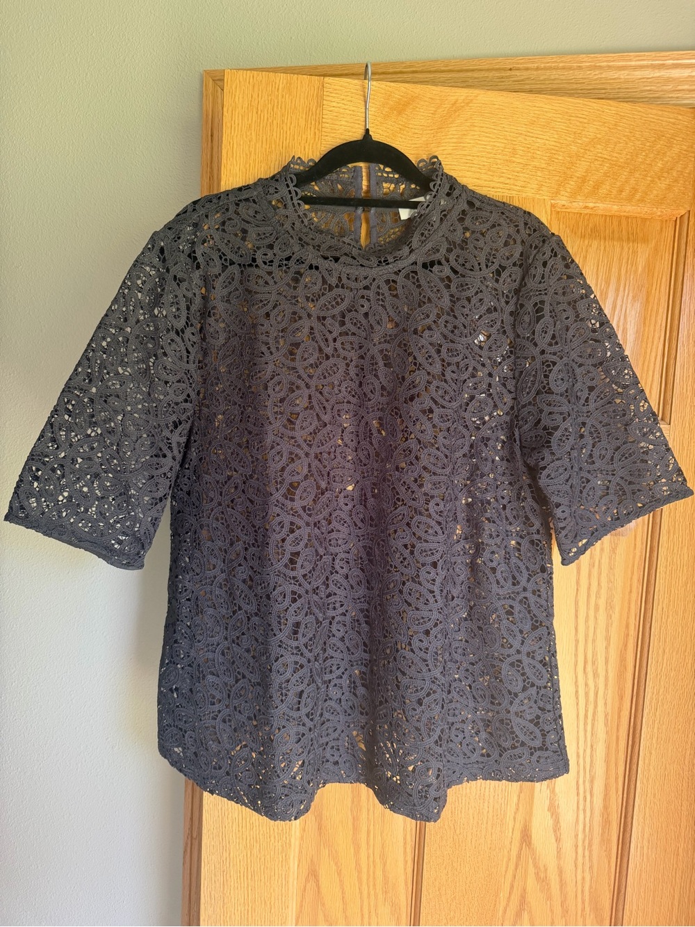 LOFT Women’s Charcoal Grey Floral Lace Mock Neck Top Blouse Short Sleeve Large